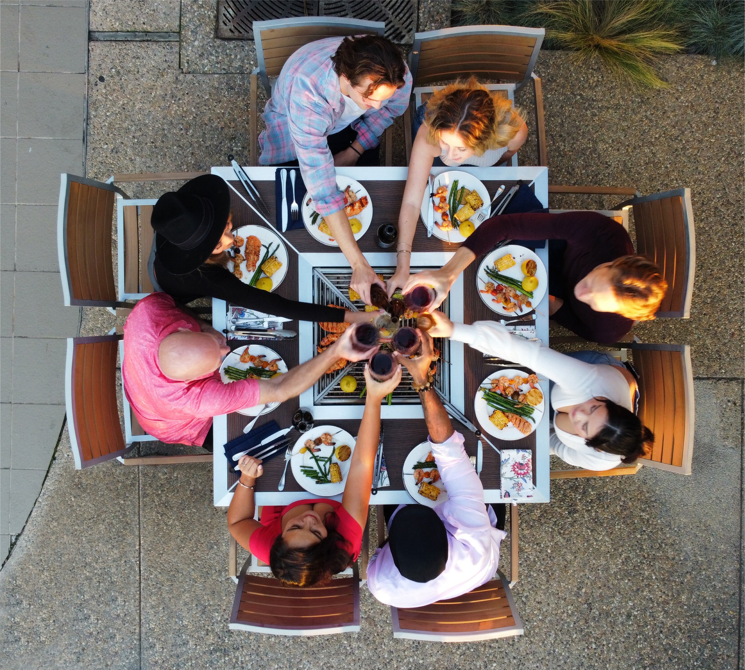 8 people eating around the angara quadra grilling table