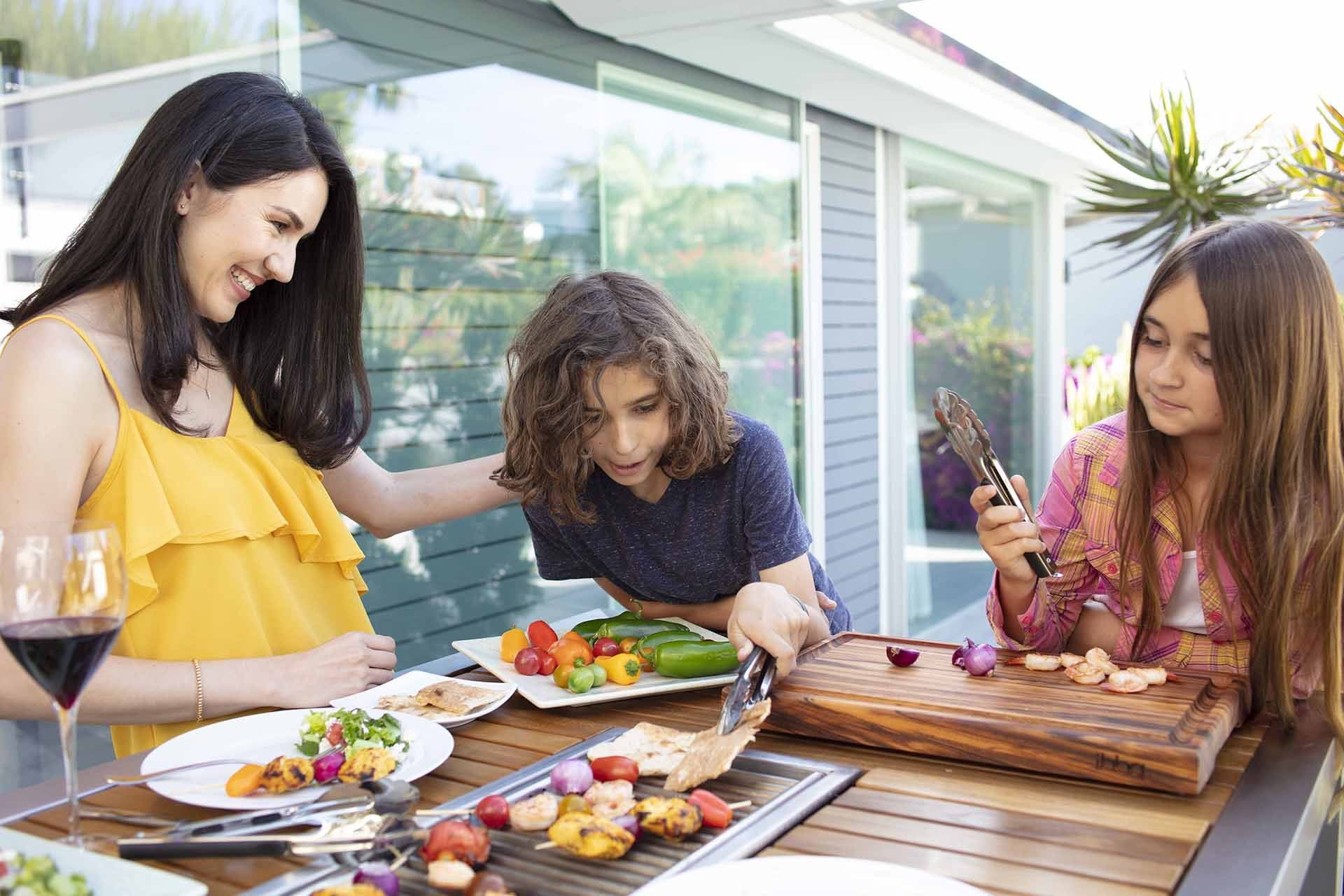 Dinnertime Fun - 5 Ways to Engage Your Kids at the Table